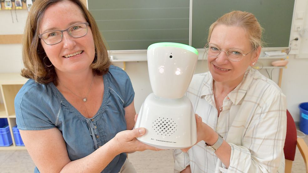 Meldet sich der Schüler oder die Schülerin von zu Hause, leuchtet der Kopf des Avatars grün, zeigen die Lehrerinnen Margret Dreesmann (links) und Kerstin Wallschlag. Foto: Ortgies