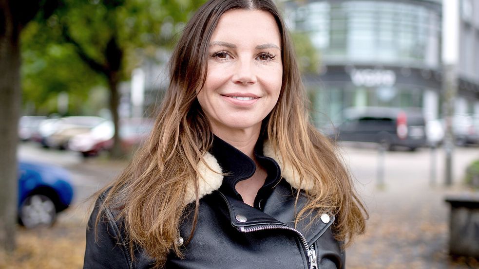 Teresa Enke, Vorsitzende der Robert-Enke-Stiftung, steht vor dem Fußballstadion von Hannover 96. In diesem Jahr jährt sich der Suizid ihres Mannes Robert Enke, der sich im Alter von 32 Jahren das Leben nahm, zum 15. Mal. Foto: picture alliance/dpa