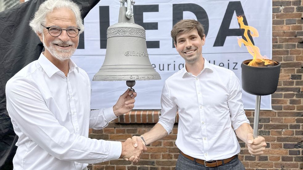 Folkmar Ukena (links) übergibt an Fynn-Willem Lohe: Dabei wurde nicht nur die traditionelle Glocke zum Schichtwechsel geläutet, sondern auch symbolisch die „Feuerfackel“ überreicht. Foto: Leda Werk