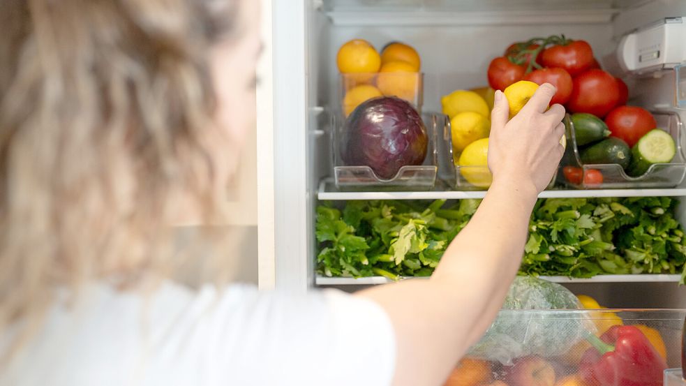 Im Kühlschrank sollen Lebensmittel möglichst lange frisch bleiben. Foto: IMAGO/Cultura