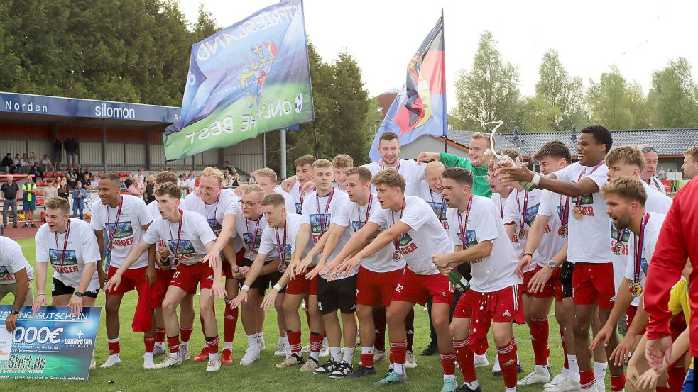 Ein Höhepunkt der Vorbereitung: Der TuS Pewsum gewinnt den Ostfriesland-Cup. Foto: Gronewold