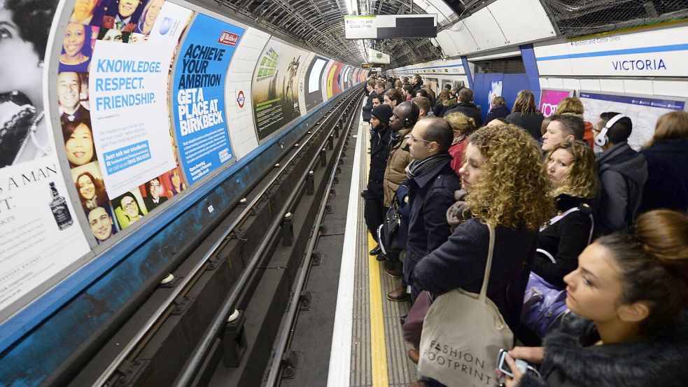In den immer vollen Londoner U-Bahnhöfe gelten strenge Regeln, an die man sich auch als Besucher dringend halten sollte. Was ist sonst noch bei einem Trip in die englische Metropole zu beachten? Foto: EPA/Andy Rain