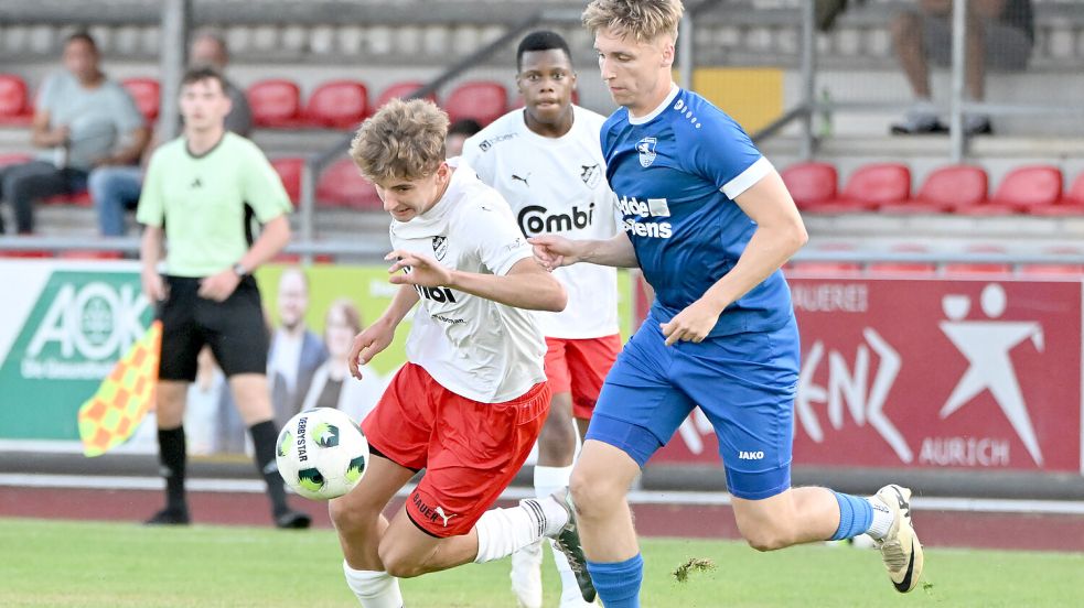 Jan Sabath (links) gab sein Startelf-Debüt für Aurich und erzielte gegen Esens (rechts Finn Rosenboom) den 1:0-Führungstreffer. Fotos: Doden, Blomberg