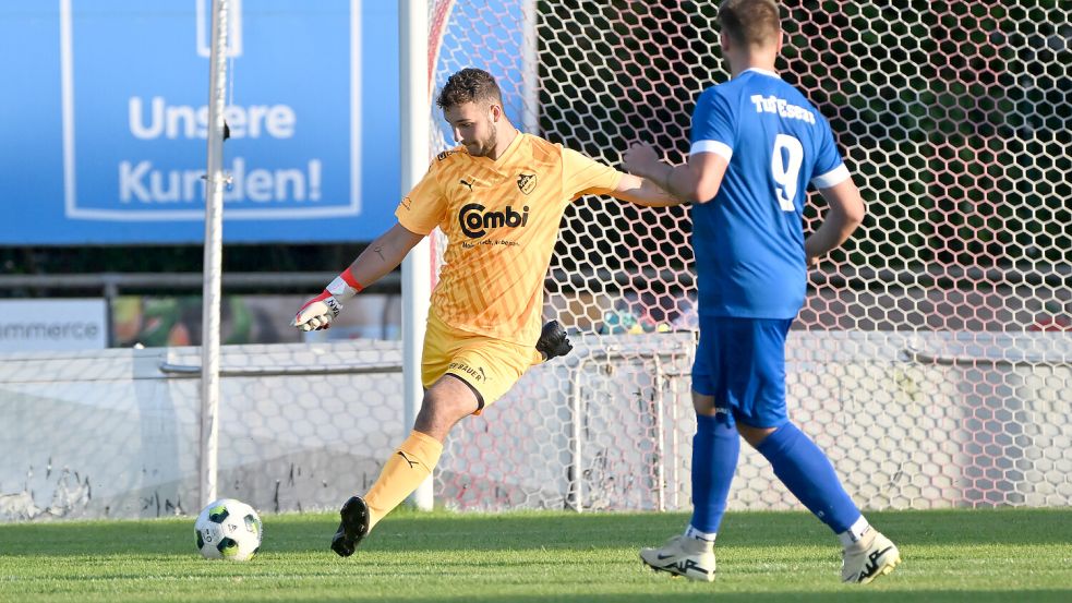 Aurichs Torwart Lars Küßner verhinderte mit einer überragenden Parade den 1:1-Ausgleich gegen Esens.