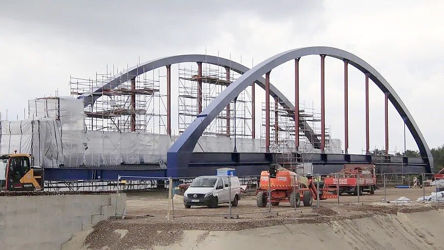 In wenigen Tagen wird das Bauwerk die Ems bei Rhede überspannen. Archivfoto: Christoph Assies