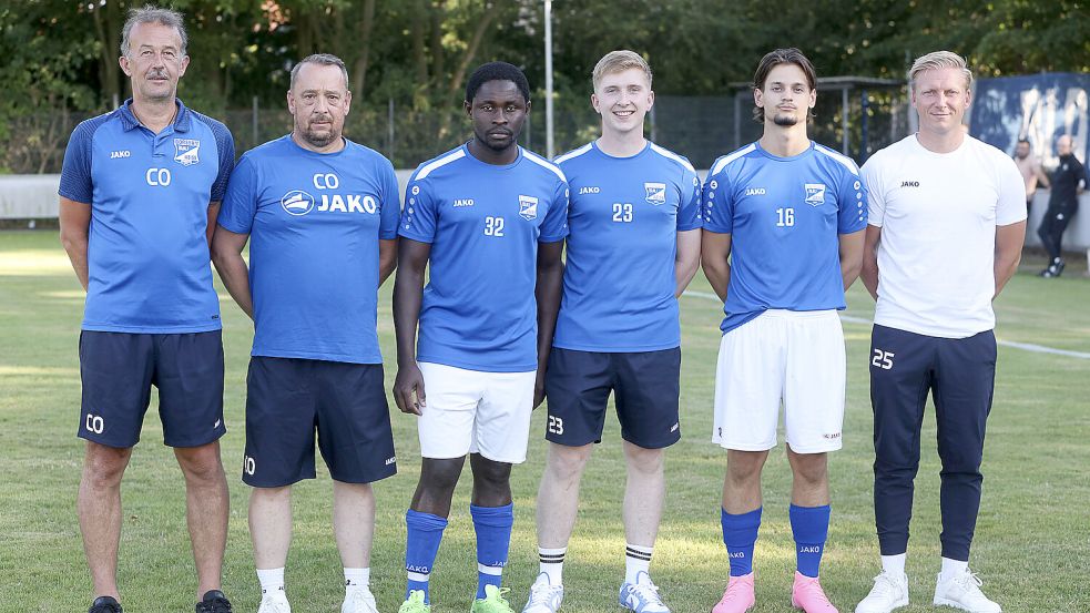 Das Borssumer Trainerteam um Thilko Boekhoff (rechts), Co-Trainer Michael Eden (von links) und TW-Trainer Stefan Liebl freuen sich über die Neuzugänge Alkhaly Sankhon, Jos Jakobs und Marildo Guri. Weitere Neue fehlen.Foto: Doden, Emden