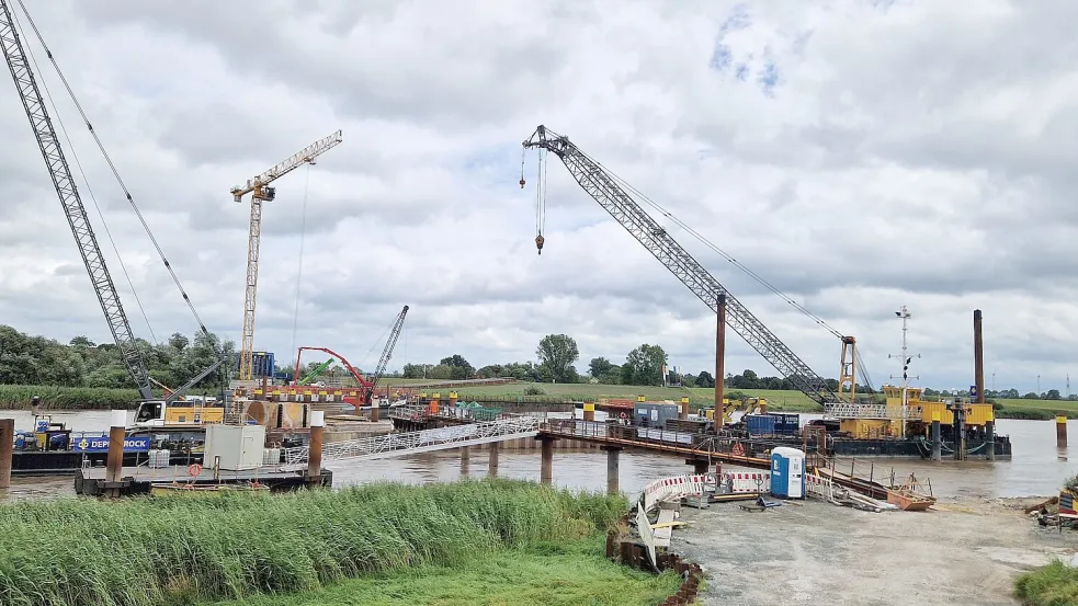 Im Dezember 2015 hatte der Frachter „Emsmoon“ die Eisenbahnbrücke zwischen Weener und Westoverledingen gerammt. Eine Sanierung war wegen der schweren Schäden nicht möglich.