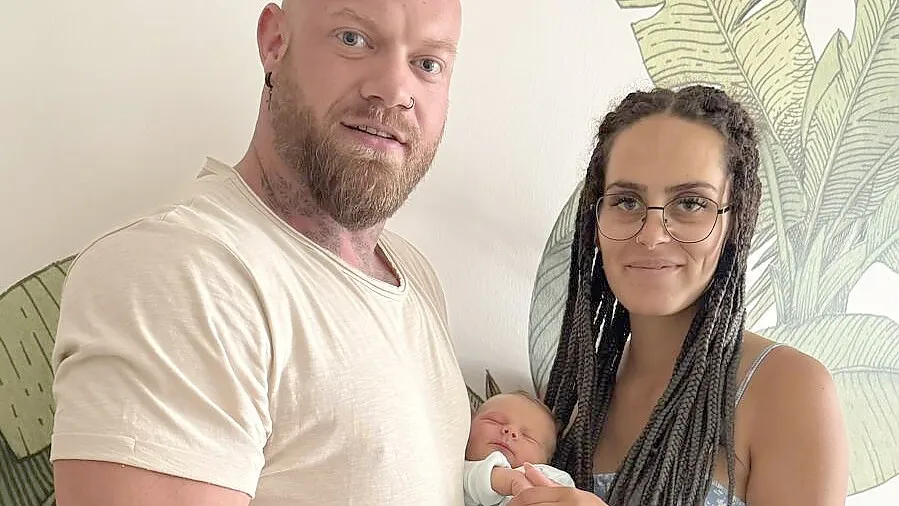 Kevin Herlyn und Saskia Hüls sind jetzt Eltern. Am Tag nach einem Football-Spiel von Kevin Herlyn, bei dem seine Freundin noch zugeschaut hatte, kam der kleine Aaron auf die Welt. Foto: Privat