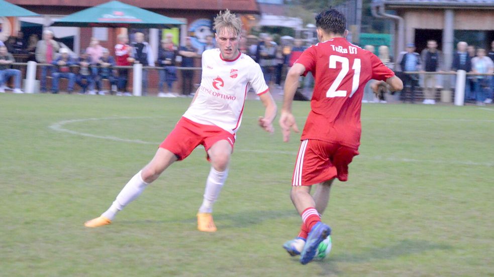 Concordia Ihrhove (links) und TuRa Westrhauderfehn (rechts) trafen im Finale der Strücklinger Sportwoche aufeinander. Nun steht für beide Teams das erste Bezirksliga-Heimspiel an. Foto: Weers