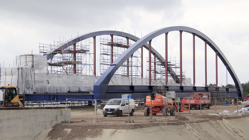 Noch steht die neue Emsbrücke am Ufer der Ems bei Rhede. Das soll sich an diesem Montag ändern. Foto: Assies