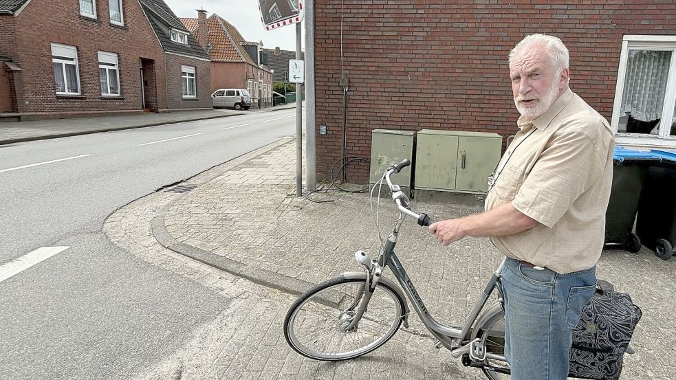 Kein Fahrradweg im Ortskern von Oldersum. Manfred Lütkebrune ärgert das. Foto: Heinig