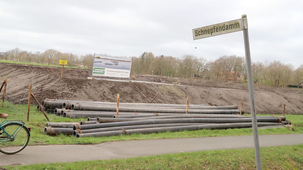 Die Entsandungsmaßnahmen der Barßeler Gewässer sind beendet. Die Rohre lagern zum Abtransport am Schnepfendamm. Foto: Passmann
