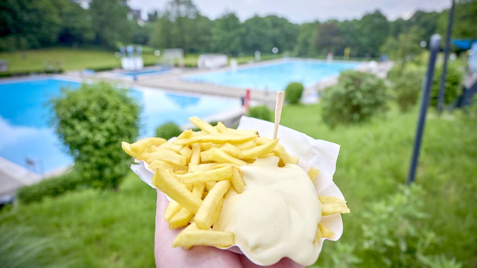 Im Schwimmbad scheinen Pommes besonders lecker zu sein. Foto: Imago/FotoPrensa