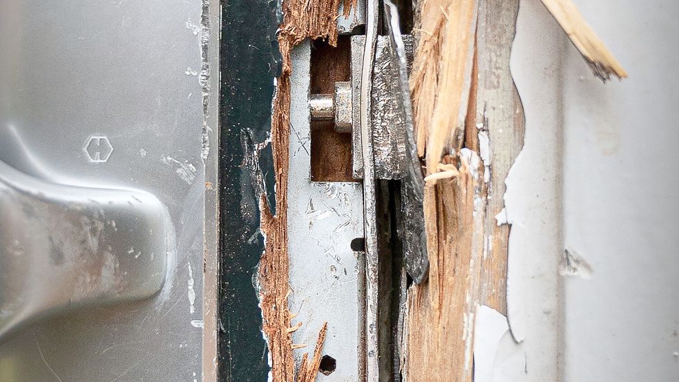 Die Tür hatte schon bessere Zeiten gesehen, vermutlich wurde sie schon einmal aufgebrochen. Foto: Corné Sparidaens