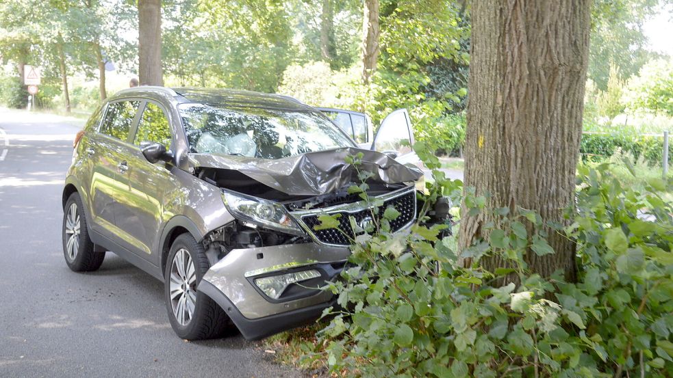 Die Fahrzeugführerin kam aus bislang ungeklärter Ursache von der Fahrbahn ab und prallte mit dem Wagen gegen einen Baum. Foto: Weers