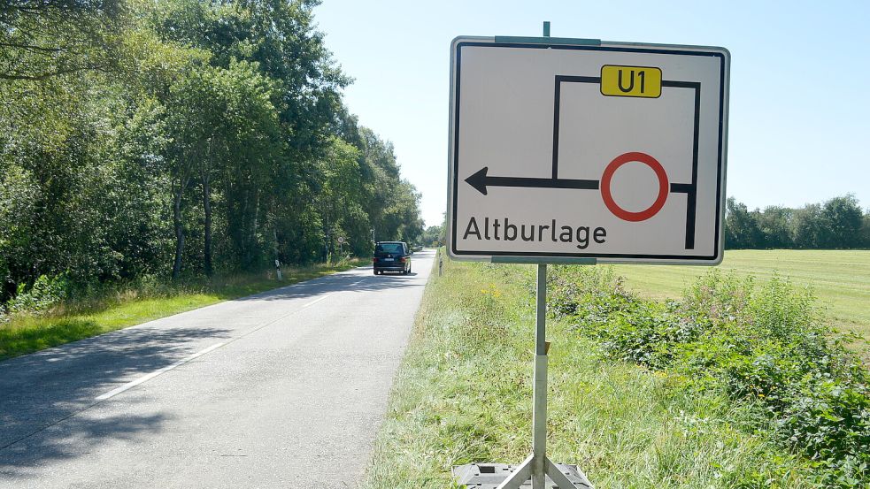 Hinweisschilder an der Landesstraße 30 weisen auf die Umleitung hin. Foto: Weers