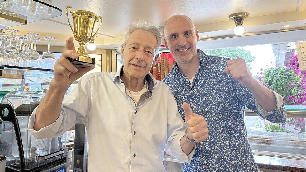 Das Inhaber-Team vom Eiscafé Italia in Wiesmoor freut sich über den Sieg: Silvano Zanette (links) und Stephen Hasbargen. Foto: Kubassa