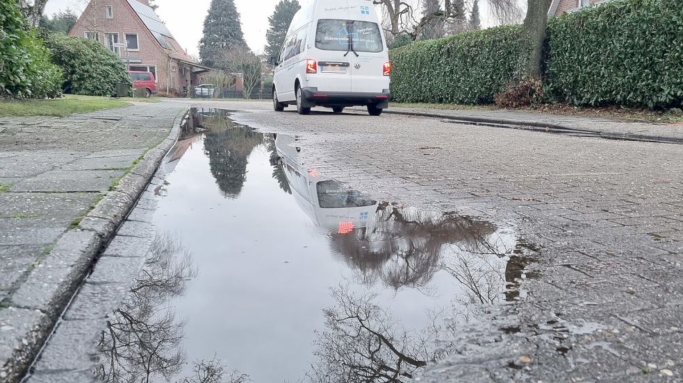 Wie hier im Winter bleibt auch nach den Starkregenfällen im Sommer teilweise das Wasser länger auf den Straßen stehen. Foto: Bothe/Archiv