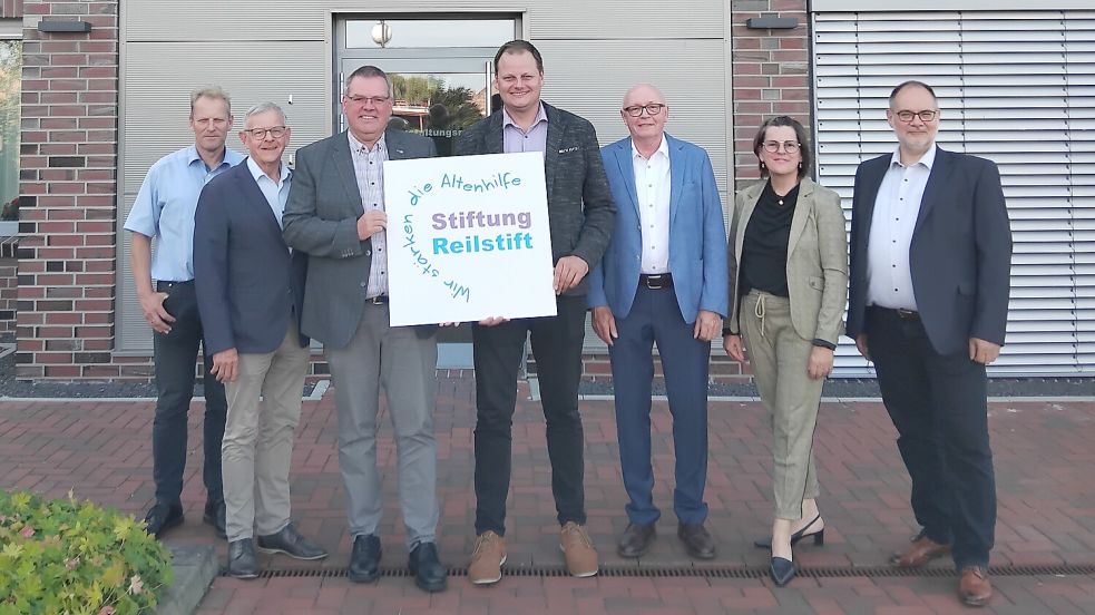 Rhauderfehns Bürgermeister Geert Müller, Gerd Bohlen (Superintendent im Ruhestand), Rainer Helmers , Markus Hanekamp, Harald Lott, Gesa Meyer-Brüna, Uwe Straatmann freuen sich über die Gründung der „Stiftung Reilstift“. Es fehlen Frerich Dreesch-Rosendahl und Adelheid Möring. Foto: Scherzer
