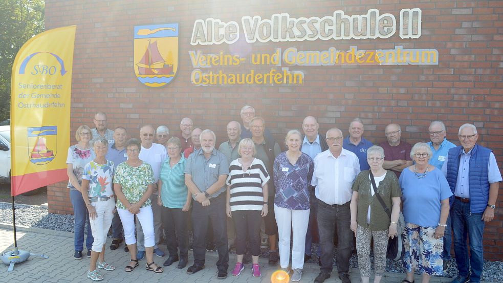 Nach der Tagung der Ostfriesischen Seniorenbeiräte stellten sich die Teilnehmer noch zu einem gemeinsamen Foto vor dem Ostrhauderfehner Vereins- und Gemeindezentrum auf. Foto: Weers