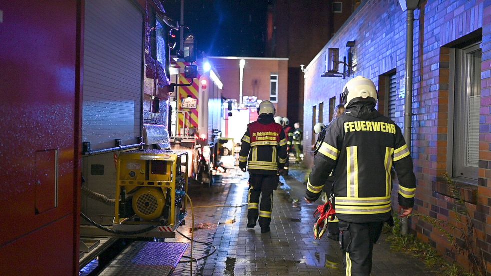 Aurich: Einsatzkräfte von Feuerwehr versuchen, den Keller der Ubbo-Emmius-Klinik auszupumpen, um eine Evakuierung zu verhindern. Heftige Starkregenfälle haben auch in Ostfriesland zu Hunderten Feuerwehreinsätzen geführt. Foto: Lars Penning/dpa
