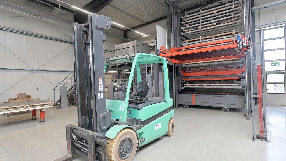 Das Laserzentrum (verdeckt) ist mit einem automatisierten Regalsystem gekoppelt. Dieses reicht bis unter die Hallendecke. Foto: Ortgies