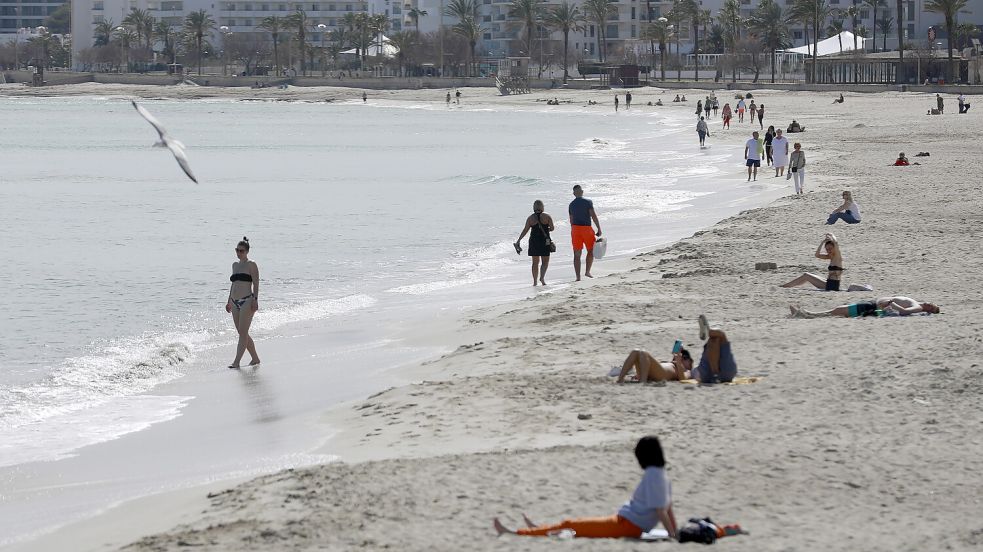 Der Strand von Cala Millor ist bei Touristen sehr beliebt. Foto: dpa/Clara Margulais