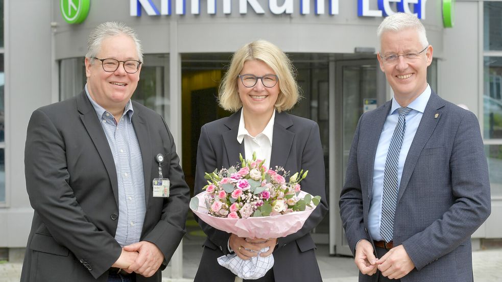 Seine Nachfolgerin steht schon fest: Auf Holger Glienke (links) wird im September Daniela Kamp folgen. Aufsichtsratsvorsitzender Matthias Groote gratulierte. Foto: Klinikum