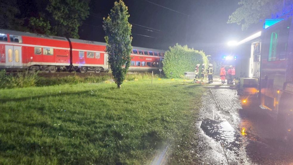 Um 21 Uhr kam ein Zug der Deutschen Bahn in Augustfehn zum Erliegen. Kurz vor Mitternacht wurden die Fahrgäste evakuiert und in die Turnhalle der Grundschule gebracht. Foto: privat