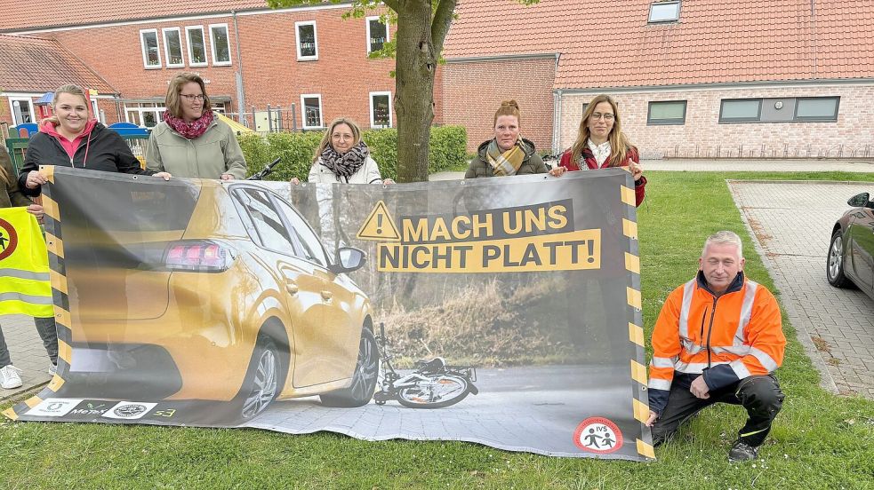 Viele Mütter und Väter kritisieren die Verkehrssituation in Collhusen. Sie haben mittlerweile die „Interessengemeinschaft Verkehrssicherheit Schulstraße“ (IVS) gegründet. Das Foto aus dem April zeigt einige der Aktiven, die große Banner aufgestellt haben, um auf die Situation aufmerksam zu machen. Foto: Ammermann/Archiv