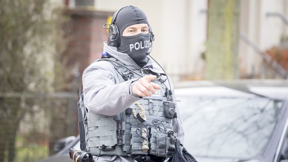 Razzia in der Villa eines mutmaßlich kriminellen Clans: Immer wieder klopft die Polizei wie hier in Berlins Clans auf die Finger, in Einzelfällen finden sich dabei Verbindungen zu Islamisten. Foto: dpa