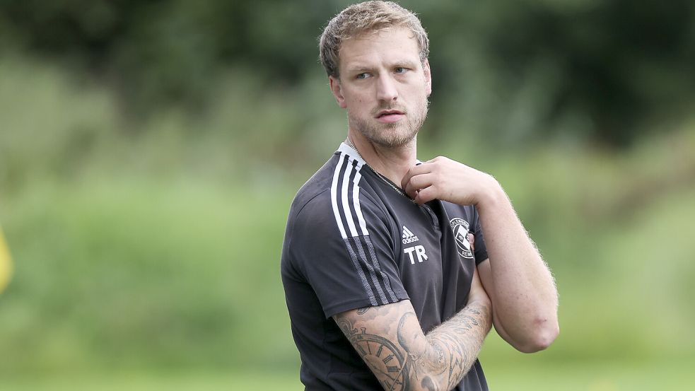 VfB-Trainer Carsten Gündel kam mit seinem Team in Süderneuland spät zum Ausgleich und gewann noch fast. Foto: Doden/Emden