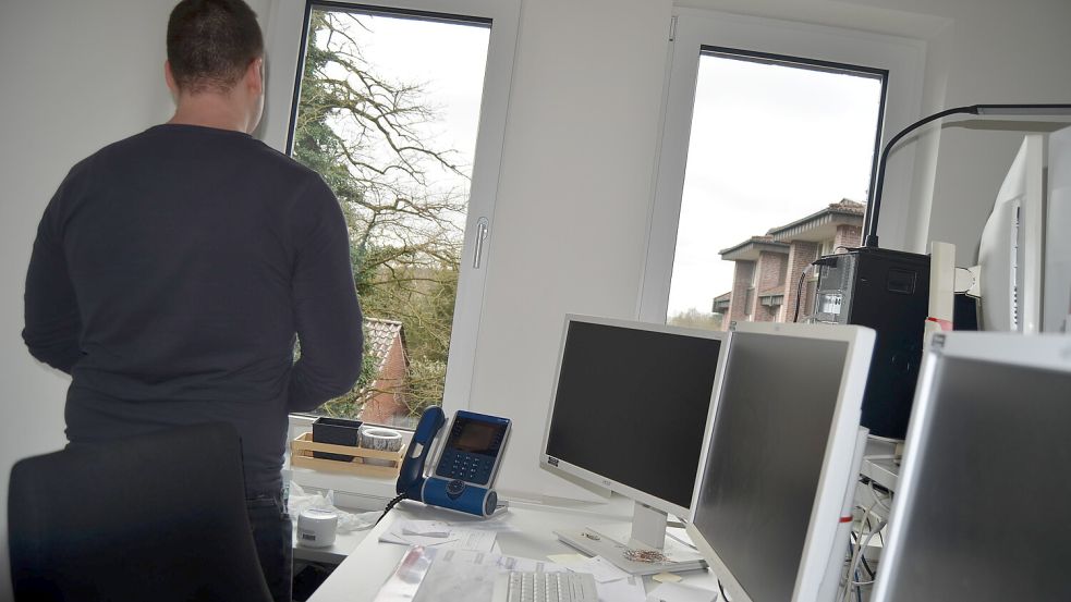 Der Leiter der Ständigen Ermittlungsgruppe Kinderpornografie der Inspektion Cloppenburg / Vechta an seinem Arbeitsplatz. Die Beschäftigung mit Kinderpornografie ist auch seelisch belastend. Ausgleich findet der Oberkommissar durch Musik und Sport. Die Polizei bietet zudem regelmäßig Supervision für ihn und sein Team an. Foto: Fertig