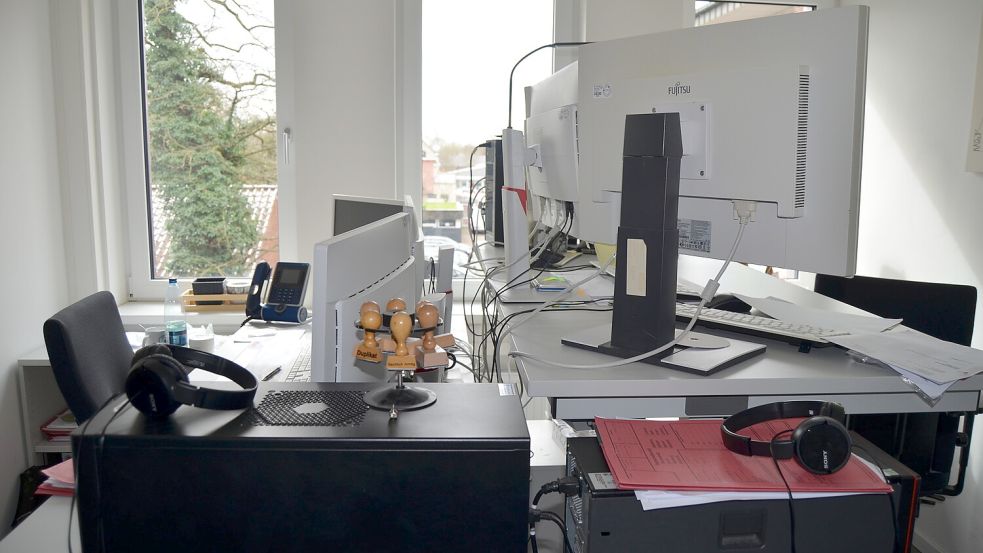 Mehrere Rechner, Akten und Notizen: Das ist der Arbeitsplatz des Leiters der Ständigen Ermittlungsgruppe Kinderpornografie, die 2020 bei der PI Cloppenburg / Vechta eingerichtet worden ist. Foto: Fertig