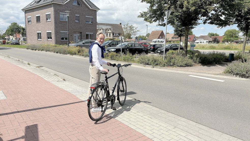 Moin-Ratsherr Andreas Meinders steht auf der Südseite des Untenendes. Wer aus Richtung Ostrhauderfehn kommt, muss am Ortseingang auf die Nordseite wechseln und dabei zweimal die Fahrbahn überqueren. Viele Radfahrer ignorieren das und fahren entgegen der Fahrtrichtung weiter. Foto: Kruse