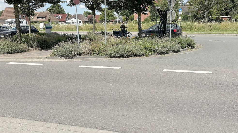 Die Überquerung der Bundesstraße 438 am östlichen Ortseingang in Westrhauderfehn: Radfahrer müssen dort die Seiten wechseln. Foto: Kruse