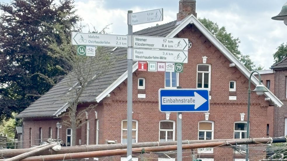 Was gilt hier? Die touristischen Schilder mit dem Hinweis Richtung Idafehn und Ostrhauderfehn weisen am Untenende an der Ecke B 438/Am Deich nach links, die Straßenverkehrsordnung fordert - Einbahnstraße - ein Abbiegen nach rechts. Foto: Kruse