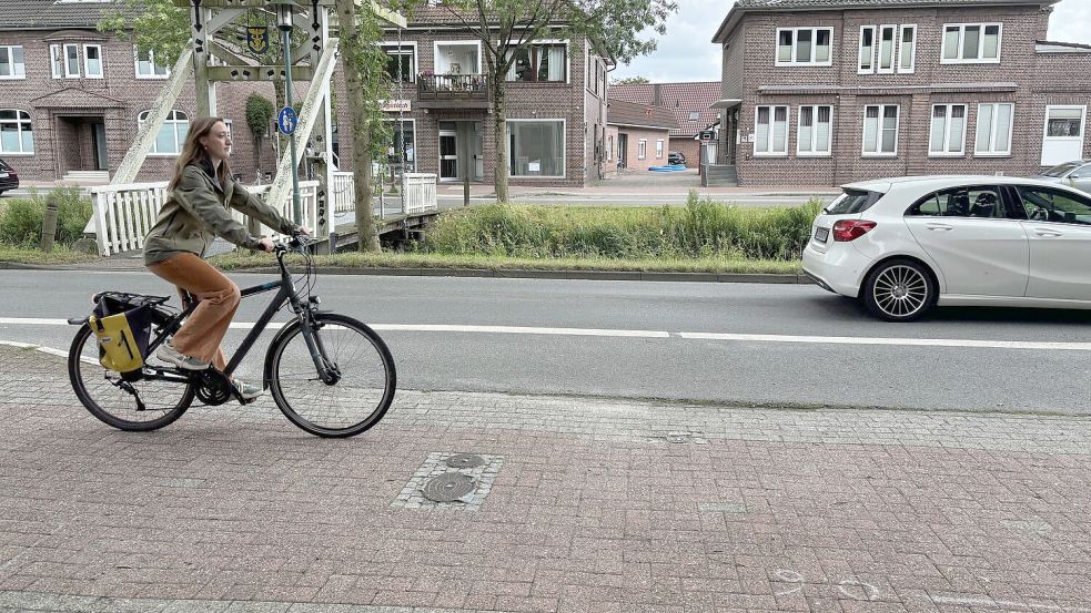Am Untenende in Westrhauderfehn, hier vor dem Verlagsgebäude des General-Anzeigers, ist auf dem kombinierten Geh- und Radweg nicht viel Platz. Im Bild zu sehen ist Leona Spindler, Volontärin der Zeitungsgruppe Ostfriesland, zu der auch der General-Anzeiger gehört. Foto: Kruse