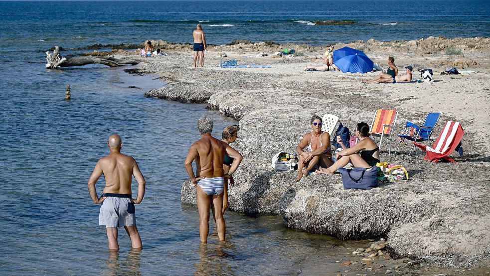 Sizilianer kühlen sich ab. Das Mittelmeer heizt sich weiter auf. Foto: AFP/FILIPPO MONTEFORTE