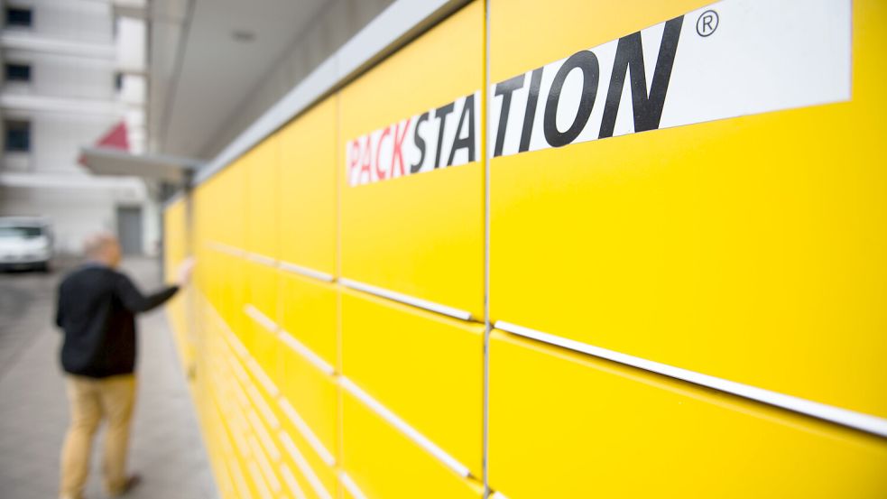 Ein Jugendlicher hat sich in Dortmund aus bislang unbekanntem Grund in eine Packstation eingeschlossen. Die Feuerwehr musste anrücken. Foto: dpa/Lino Mirgeler