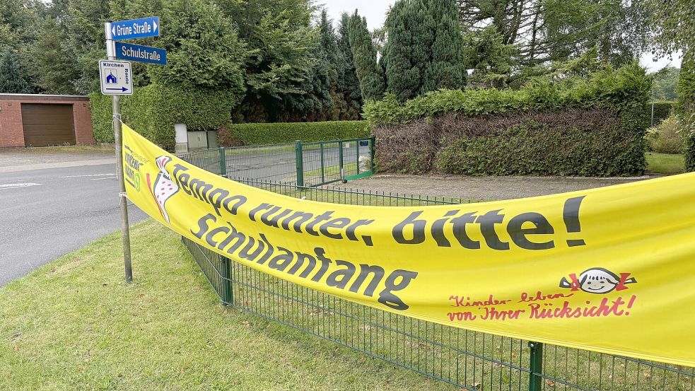 Aktuell weist ein Banner der Verkehrswacht an der Ecke Schulstraße/Grüne Straße in Collhusen auf den Schulanfang hin. Verkehrsteilnehmer sollen langsam fahren. Foto: Ammermann