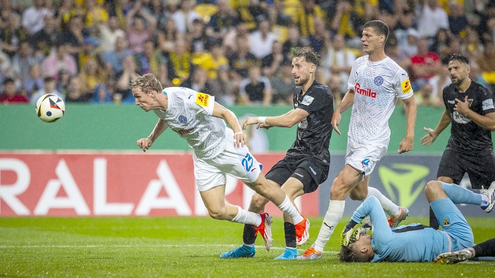 Lasse Rosenboom ging entschlossen zum Ball und köpfte ihn zum 3:2-Endstand ein. Foto: Imago