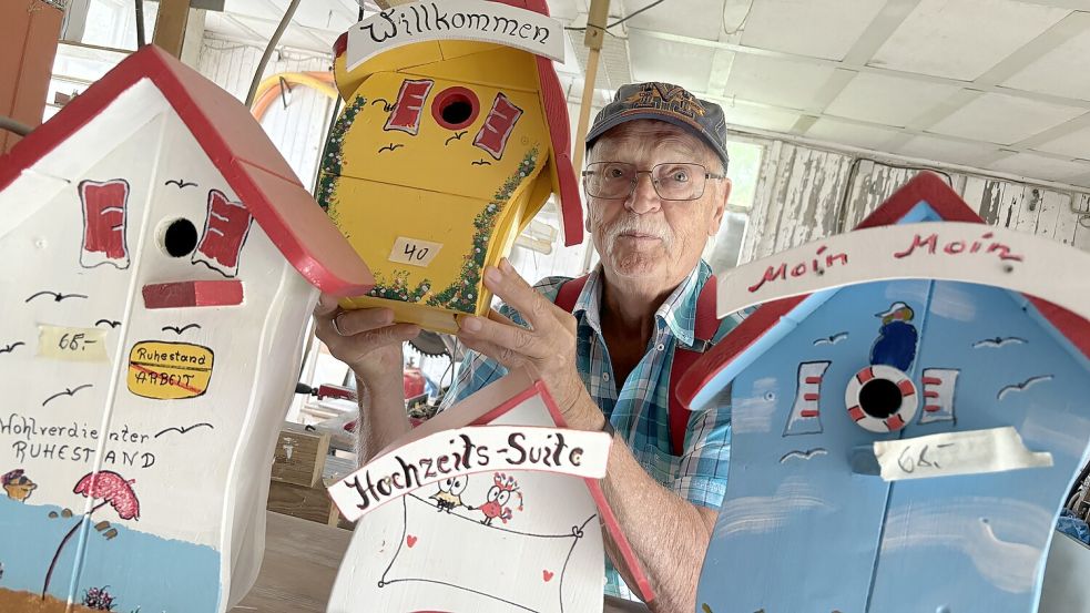 Bernd Quilitzsch mit einigen seiner Vogelhäuser. Fotos: Hellmers