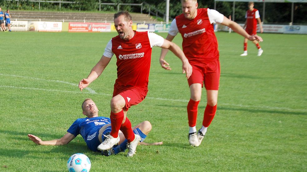 Peter Landel wurde kurz vor dem Ende von Thomas Lüken gefoult. Foto: Reemts