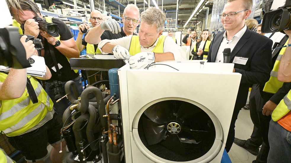 Bundeswirtschaftsminister Habeck montiert eine Wärmepumpe bei einem Besuch des Unternehmens Stiebel Eltron. Foto: dpa/Swen Pförtner