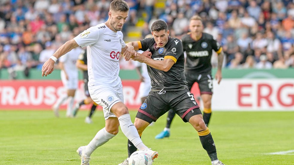 Die Sportfreunde Lotte um Philip Fontein (li.) waren gegen den KSC schon früh auf der Verliererstraße. Foto: IMAGO/osnapix