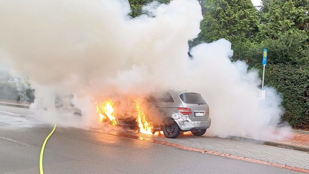 Das Auto in Weener stand komplett in Flammen.Foto: Joachim Rand/Feuerwehr