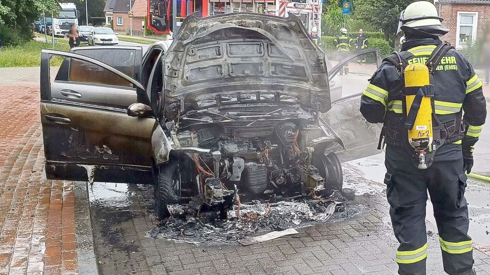 Es blieb in Weener nur noch ein verkohlter Haufen vom Auto übrig. Foto: Joachim Rand/Feuerwehr