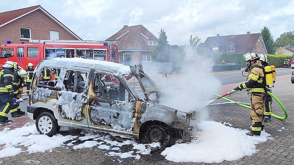 Das brennende Auto in Rhauderfehn wurde von der Feuerwehr gelöscht. Es ist komplett ausgebrannt. Foto: Feuerwehr