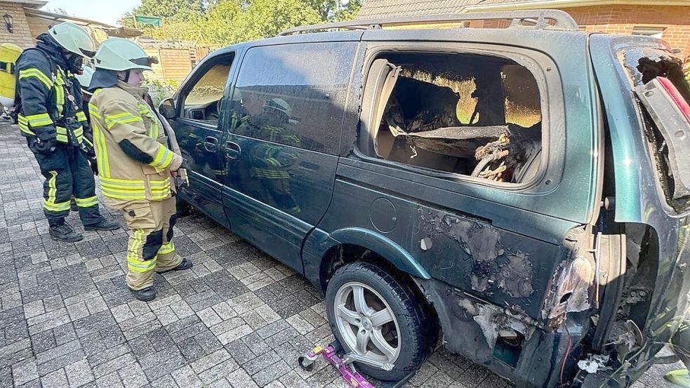 Die Feuerwehr Scharrel musste an dem brennenden Auto nur noch Nachlöscharbeiten vornehmen. Foto: Giehl